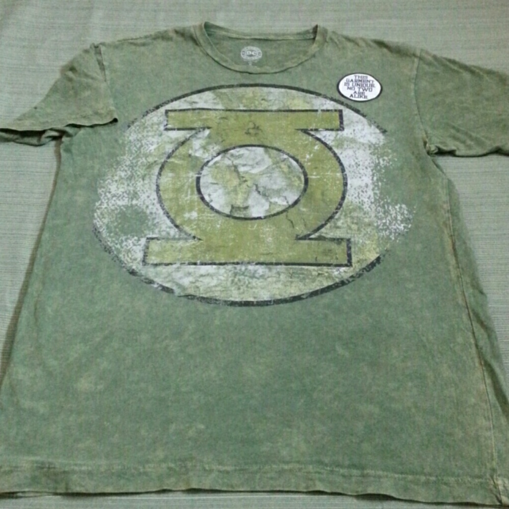 DC COMICS BEAUTIFUL TOP NEW EXCELLENT CONDITION